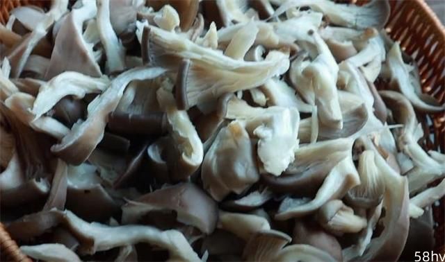 这才是炸蘑菇的正确做法，香酥鲜嫩，好吃又解馋，做法超简单