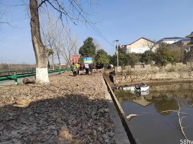 道路会车不慎翻入水塘，湖北鄂州村民合力救出被困5人