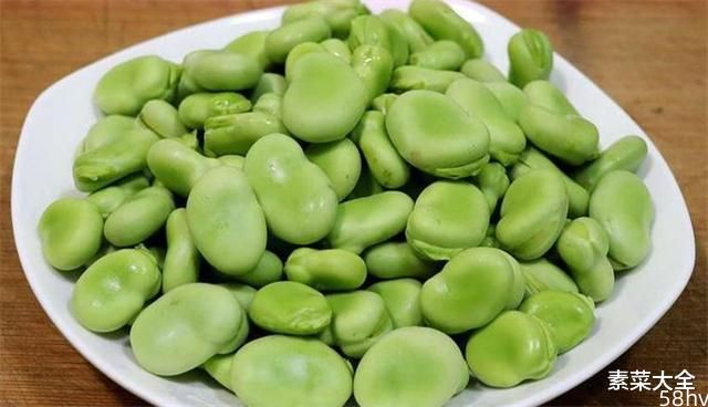 这才是蚕豆最好吃的做法，多加一样食材，嫩香软糯，翠绿不发黄