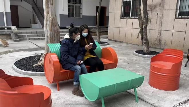 铁桌椅，铁秋千，武汉3名公交保修工人打造起“创意空间”