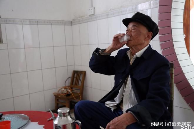 退休老干部65岁，为省钱农村买散酒喝，喝完第二周就难受，咋回事