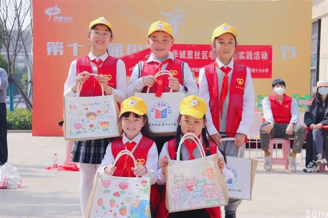 阳春三月学雷锋，武汉小学生为老人送上“春日手绘包”