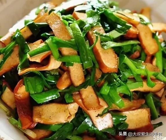 韭菜炒香干的家常做法，香辣爽口，方法简单，营养好吃又下饭