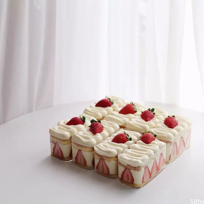 韩国又一家卖草莓蛋糕的火了！火爆ins的草莓盒子蛋糕，到底多少吃？