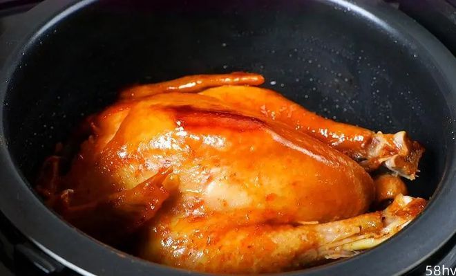 鸡肉扔进电饭锅，不加一滴水一滴油，出锅皮香肉嫩，比烧鸡还好吃